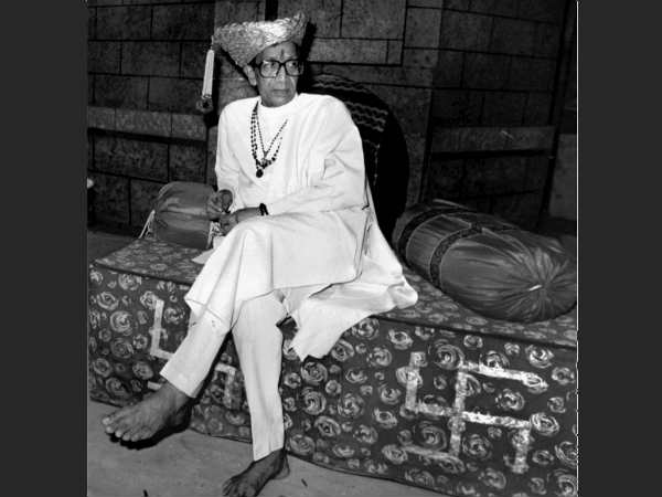 જીવનના વિવિધ તબક્કે બાલ ઠાકરે