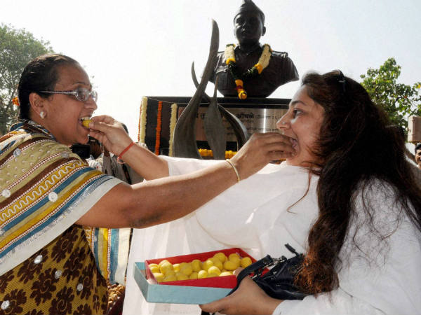 મુંબઇમાં વહેંચાઇ મીઠાઇ