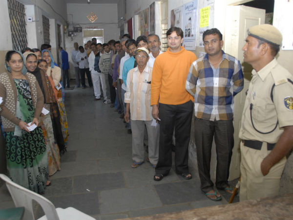 પોતાના મતનો ઉપયોગ કરતા મતદારો