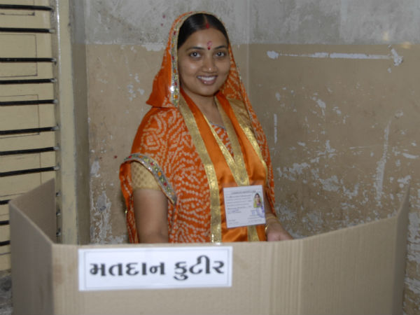 પોતાના મતનો ઉપયોગ કરતા મતદારો