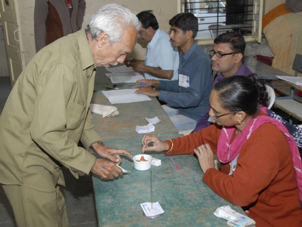 પોતાના મતનો ઉપયોગ કરતા મતદારો