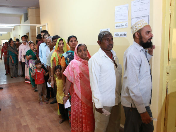 પોતાના મતનો ઉપયોગ કરતા મતદારો