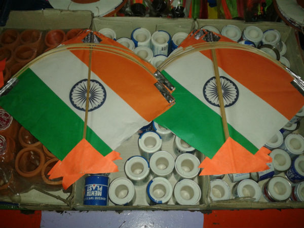 પતંગ બજારમાં જામી પતંગ રસિકોની ભીડ