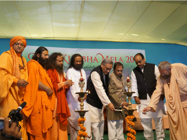 કુંભમેળમાં શ્રી શ્રી રવિશંકર અને વિજય બહુગુણાની ગંગા બચાવો પહેલ