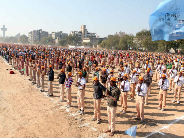 દેશમાં કરોડો બાળકોએ એકસાથે સૂર્યનમસ્કાર કરી સર્જ્યો વિક્રમ