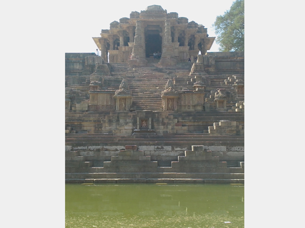 સૂર્યમંદિરના પ્રાંગણમાં આવેલું સૂર્ય કુંડ