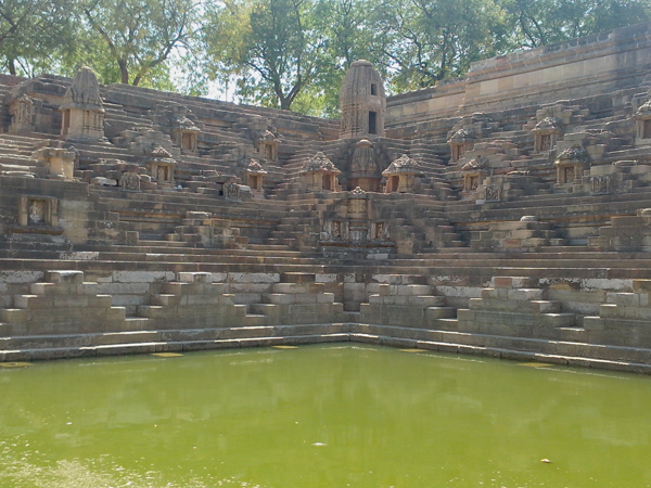 સૂર્યમંદિરના પ્રાંગણમાં આવેલું સૂર્ય કુંડ