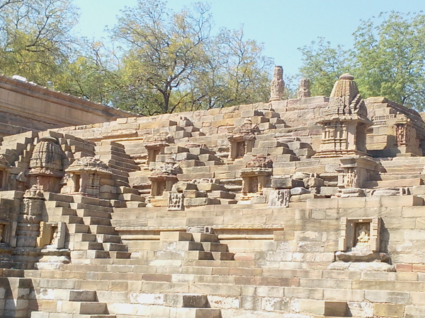 સૂર્યમંદિરમાં ચોતરફ સુંદર કોતરણીકામ