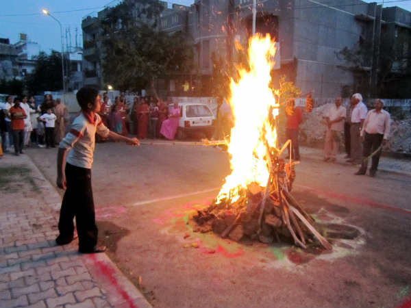 તસવીરોમાં : જુઓ ગુજરાત અને ભારતમાં કેવી રીતે ઉજવાય છે હોળી?