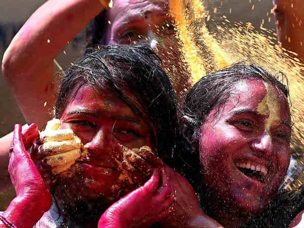 Pics : ભારતભરમાં રંગબેરંગી હોળીની ઉજવણી
