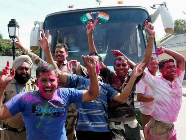 Pics : ભારતભરમાં રંગબેરંગી હોળીની ઉજવણી