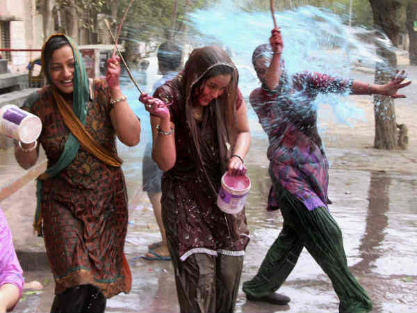 Pics : ભારતભરમાં રંગબેરંગી હોળીની ઉજવણી