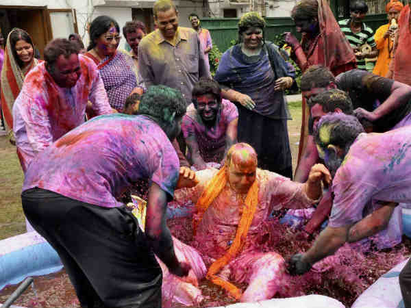 Pics : ભારતભરમાં રંગબેરંગી હોળીની ઉજવણી