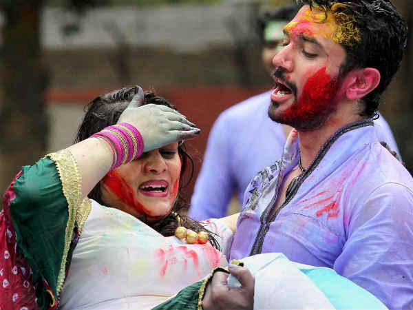 Pics : ભારતભરમાં રંગબેરંગી હોળીની ઉજવણી