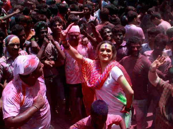 Pics : ભારતભરમાં રંગબેરંગી હોળીની ઉજવણી