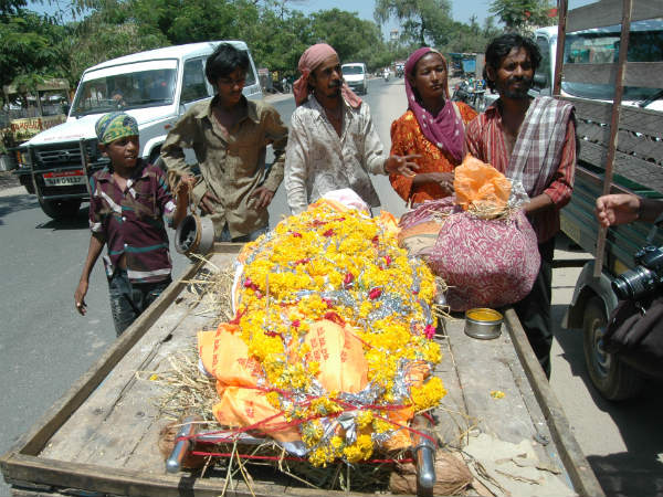 ગરીબ યુવાનની અંતિમ યાત્રા