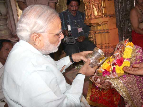 મોદી પહોંચ્યા મા અંબાના શરણે