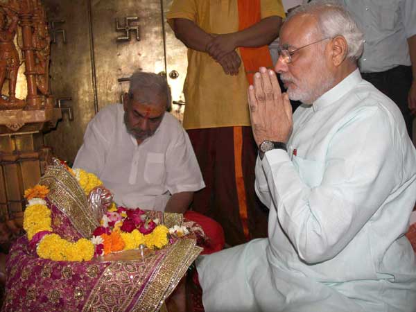 મોદી પહોંચ્યા મા અંબાના શરણે