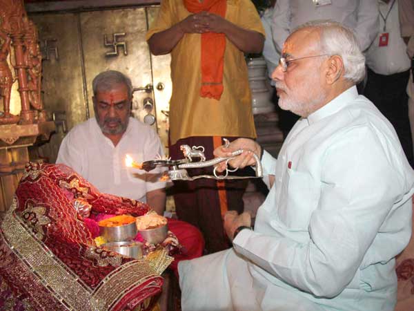 મોદી પહોંચ્યા મા અંબાના શરણે