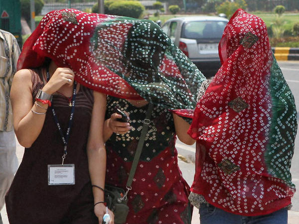 ગરમીથી બચવા બુરખાનો સહારો