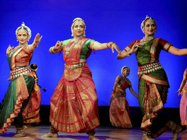 પુત્રીઓ સાથે નૃત્ય