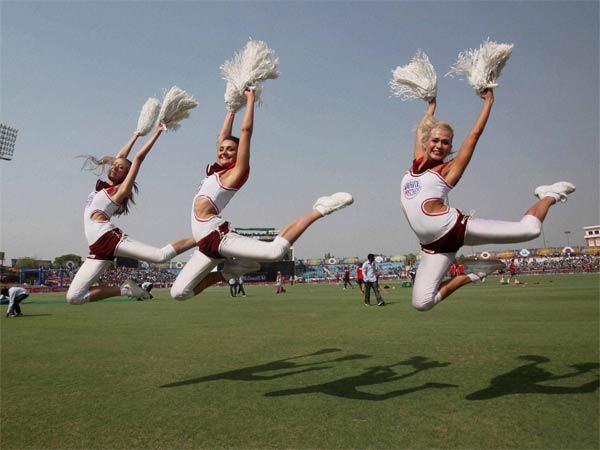 આઇપીએલમાં ચમક વિખેરતી ચીયરગર્લ્સ