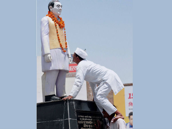 રાજીવ ગાંધીને શ્રદ્ધાંજલિ