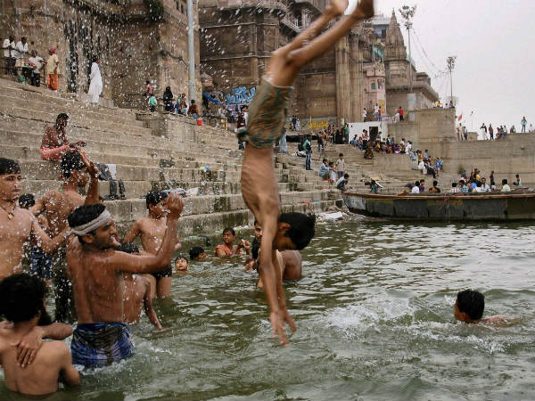 ગરમીથી બચવા મા ગંગાની ગોદમાં ધુમકો