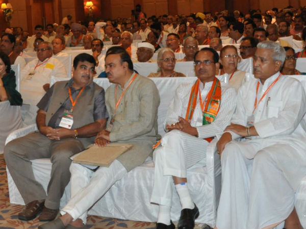 શિવરાજ સિંહ બેઠા પહેલી લાઇનમાં