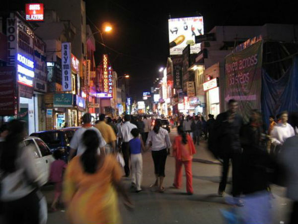 સ્ટ્રીટ વ્યૂ એટ નાઇટ