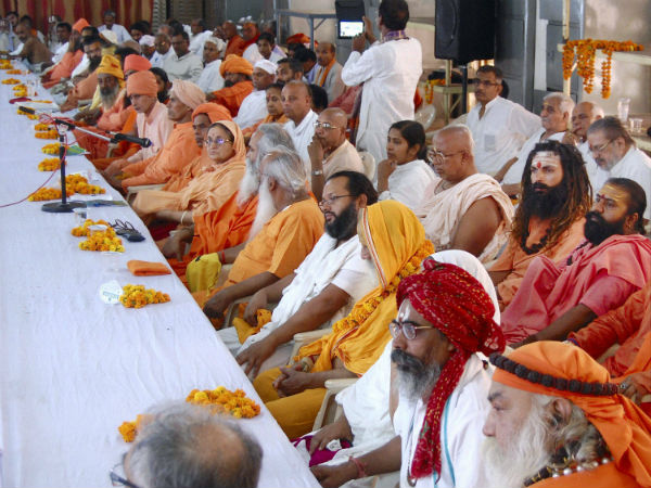 વીએચપીની બેઠકમાં સાધુઓ હાજર
