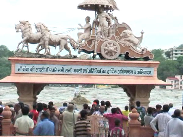 શિવ પ્રતિમાને નિહાળવા એકઠાં થયા લોકો