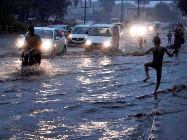 પાણીમાં ગરકાવ