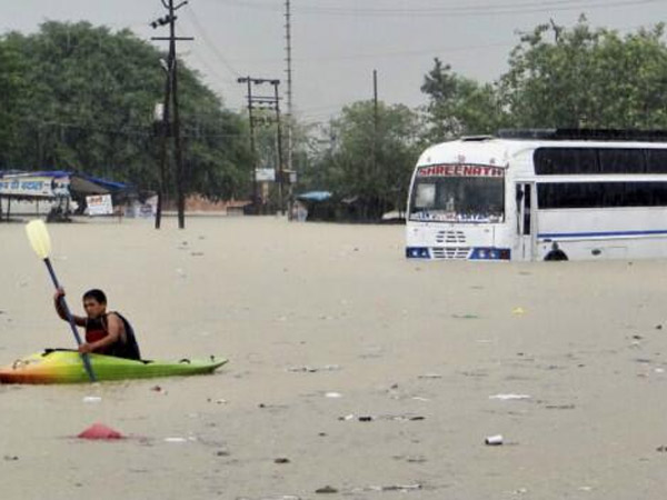 પાણીમાં ફસાયા શ્રદ્ધાળુઓ