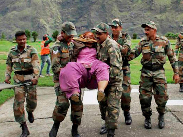 સીઆરપીએફના જવાનોની મદદ