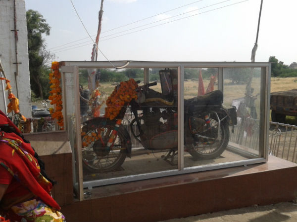 બુલેટ પાસે દેખાયા છે ઓમ સિંહ