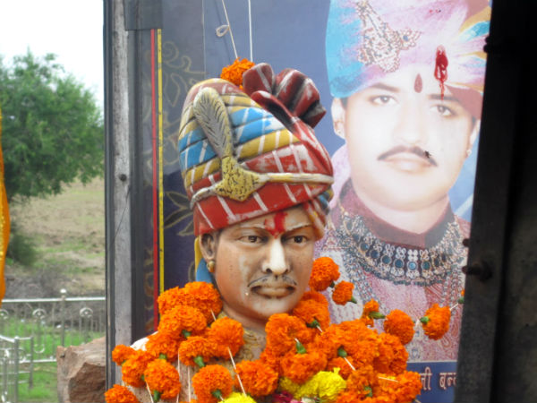 પૂજાના સામાનની છે દૂકાનો