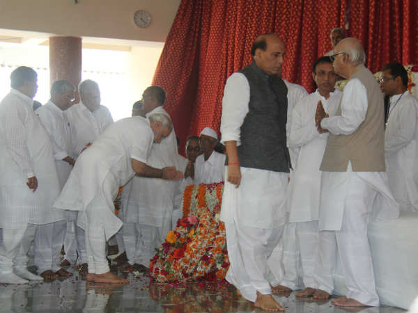 એકમંચ પર જોવા મળ્યા અડવાણી-રાજનાથ-મોદી
