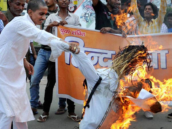 વિહિપે બાળ્યા આતંકીઓના પુતળાં