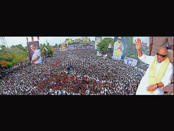 હાથ હલાવીને રેલીનું અભિવાદન
