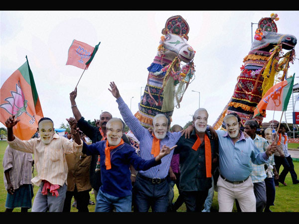 મોદીના ચહેરાનું માસ્ક પહેરાલા સમર્થક