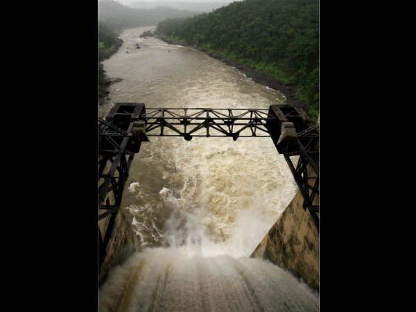 ગંગા નદી બની તોફાની
