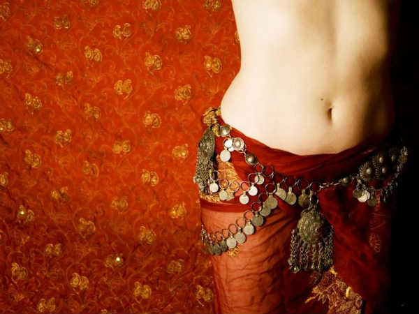 નીચેની તરફ નમેલી નાભિ