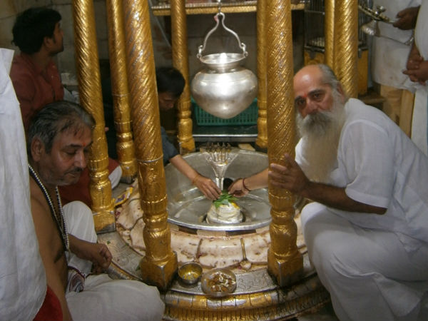 શિવલિંગ પર જળાભિષેક