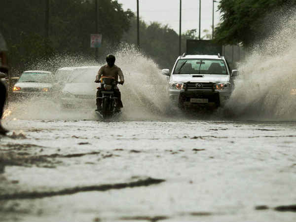 દિલ્હીમાં વરસાદના કારણે સર્જાઇ ટ્રાફિક સમસ્યા