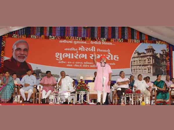 મોરબીમાં નવા જિલ્લાસના શુભારંભ પ્રસંગે મોદીનું અભિવાદન