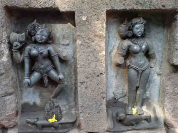 બે આરાધ્ય સ્ટોન મૂર્તિઓ