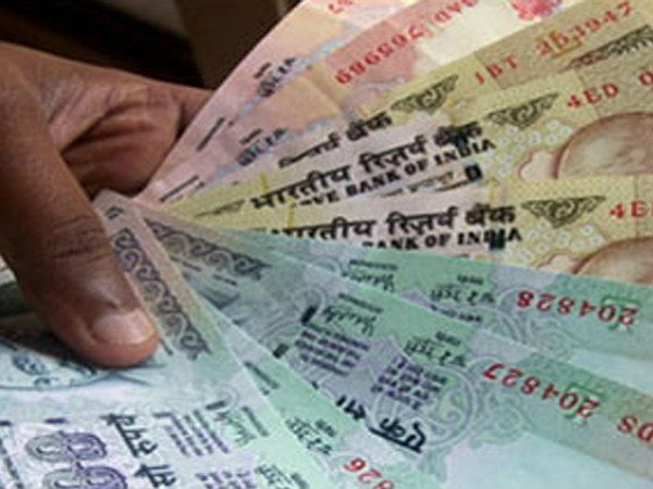 કારમાં પૈસા
