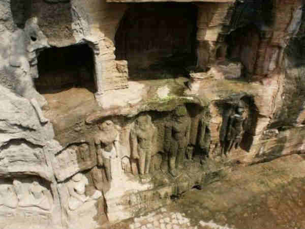કિલ્લામાં આવેલી મૂર્તિઓ