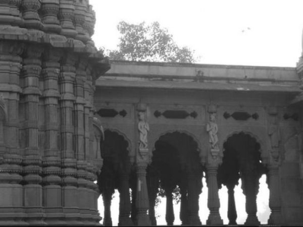 દીવાલો પર ખોદાયેલી મૂર્તિઓ